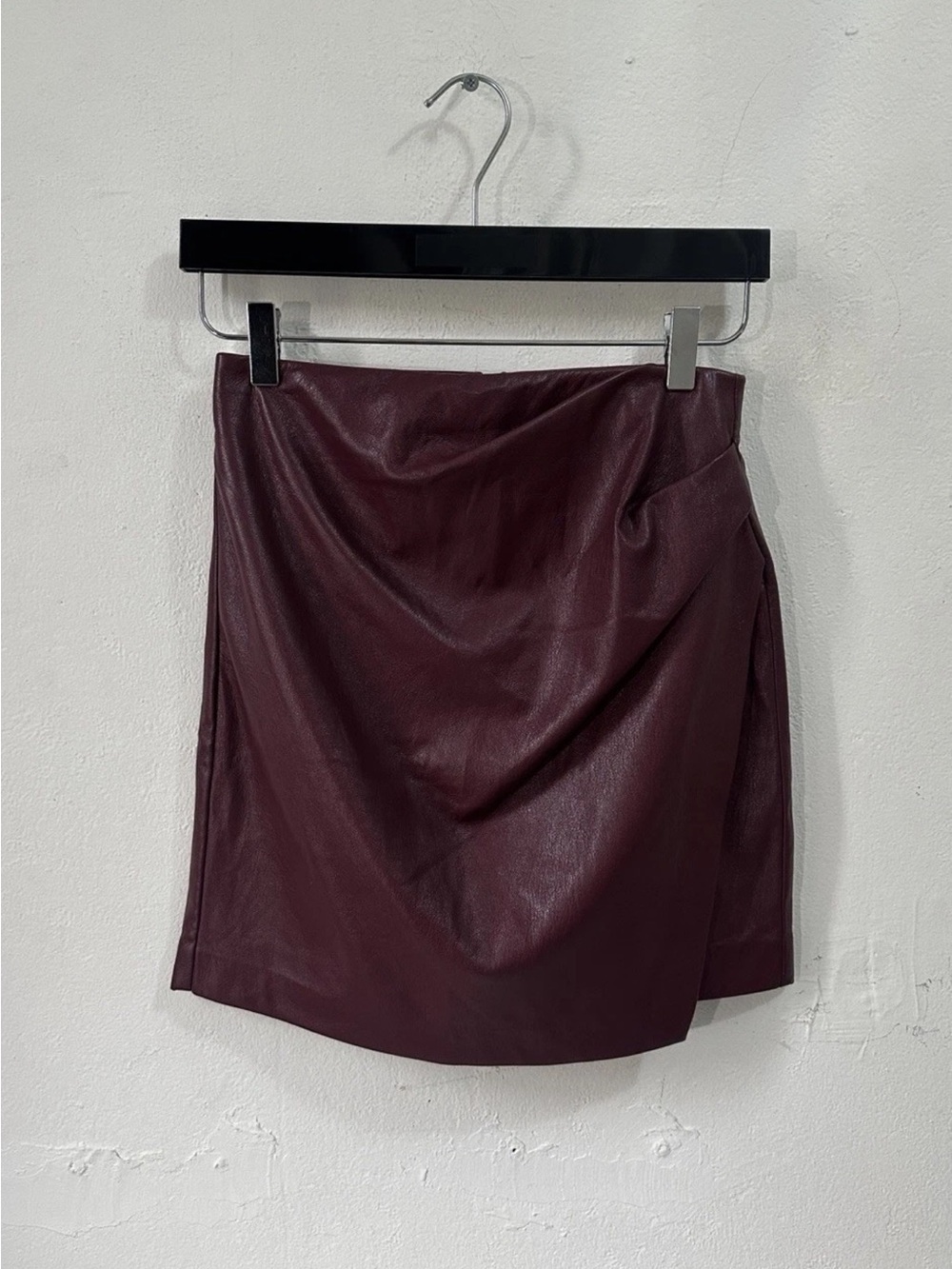 Wilfred Aritzia Faux Leather Mini Skirt Women’s Size 2 Burgundy Draped Wrap